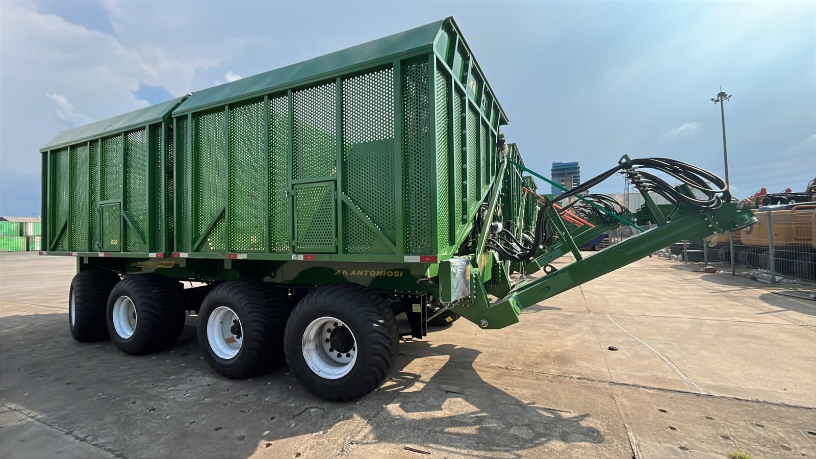 Sewa Kapal LCT untuk Pengiriman Alat Berat & Project Cargo di Seluruh Indonesia